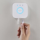 Dit is de Philips Hue Bridge 2.0, deze is wit met blauw licht